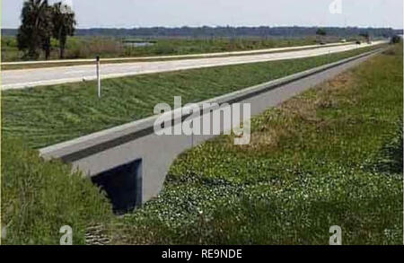 . Mögliche Auswirkungen der Autobahn Sterblichkeit und Habitatfragmentierung auf eine Bevölkerung von lackierten und Schildkröten in Montana. Wildlife Kreuzungen; Straßen; Schildkröten; Verkehrssicherheit und Wildlife. Betonwände des Payne Prairie Ecopassage Projekt in der Nähe von Gainesville, Florida die Dual-use (hydrologische Nivellierung und Wildlife Kreuzung) Durchlässe und Hindernisse, die bei der Bereitstellung von Konnektivität für eine Vielzahl von terrestrischen und aquatischen Fauna erfolgreich aufgenommen hat. Dieses Projekt hat die pre- und post-bau Daten verfügbar von Wildlife Kreuzung Durchlässe und direktionale Barriere Projekt ( Stockfoto