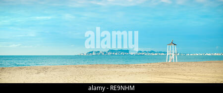 Blick auf den Sandstrand an der Küste. Sonnenuntergang Himmel, Durres, Albanien. Banner Stockfoto