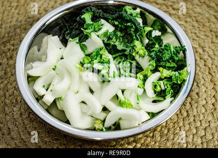 Keto freundlich geschnitten baby Bok Choy. Stockfoto