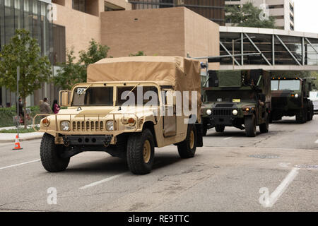 Houston, Texas, USA - November 11, 2018: Der Amerikanische Helden Parade, militärische Humvee hinunter die Straße Stockfoto