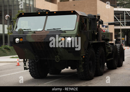 Houston, Texas, USA - November 11, 2018: Der Amerikanische Helden Parade, eine schwere Erweiterte Mobilität Tactical Truck, Oshkosh m 985, gehen die Straße hinunter Durin Stockfoto