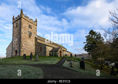 Der imposante Anblick von St. Michael und alle Winkel Kirche in Hawkshead Stockfoto