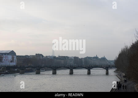Mit Blick auf den Fluss Seine in Paris auf einem langweiligen, grauen Winter Tag. Stockfoto
