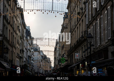 Rue Montorgueil auf einem Dezember Tag, Weihnachten 2018. Stockfoto