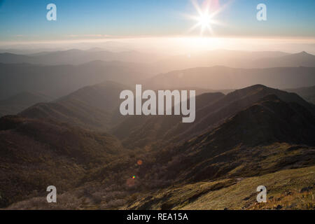 Zeigen Sie vergangene Mansfield bei Sonnenuntergang vom Gipfel des Mt Buller in Victoria, Australien an Stockfoto