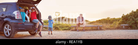 Familie Erholung in der Natur bei Sonnenuntergang Stockfoto