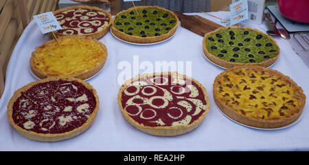 Piroggen mit Pilzen, Oliven, Himbeere, Tomatensoße, Käse auf einem Tisch. Pizza Zutaten. heißen Kuchen. Ansicht von oben. Kopieren Sie Platz Stockfoto