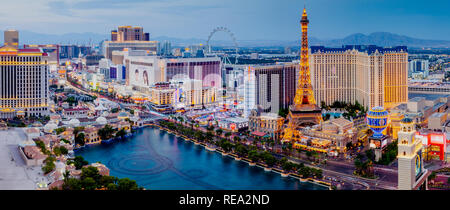 Panorama der Skyline von Las Vegas mit dem Bellagio Lake, Paris Las Vegas, LINQ-High Roller und den Las Vegas Strip in Las Vegas, Nevada, USA Stockfoto