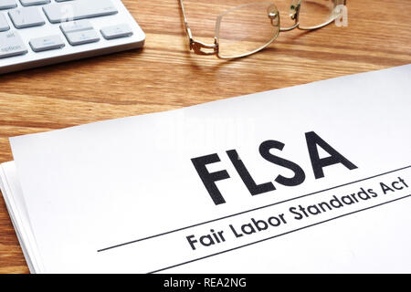 Fair Labor Standards Act FLSA auf einem Schreibtisch. Stockfoto