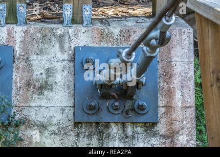 Blick auf metallische Kabel Befestigungselement mit Stretcher, Betonplatte... Stockfoto