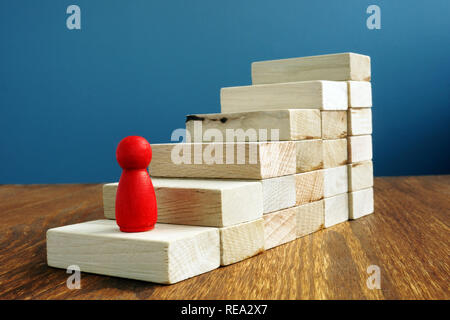 Auf der Karriereleiter mit Holzblöcken als Treppe. Stockfoto