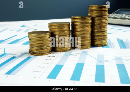 Gewinnwachstum. Stapel von Münzen und Geschäftsdokumente. Investment Fonds. Stockfoto