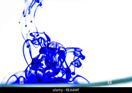 Blaue Tinte in Wasser Stockfoto