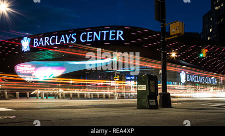 Der Barclay Center nachts in Brooklyn, New York Stockfoto