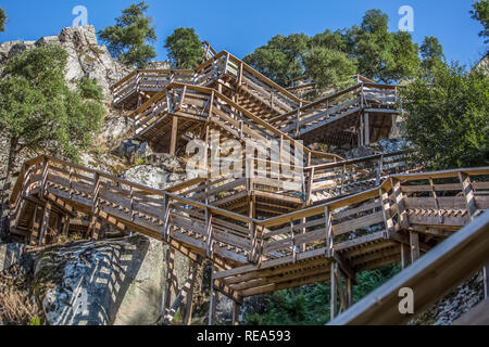 Blick auf eine Treppe auf hölzernen ausgesetzt Fußgängerweg auf Bergen, mit Blick auf den Fluss Lima, in Alvor, Portugal Stockfoto