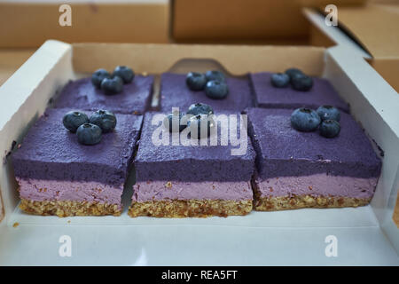 Blueberry Bars mit frischen Heidelbeeren auf einem Tisch Stockfoto