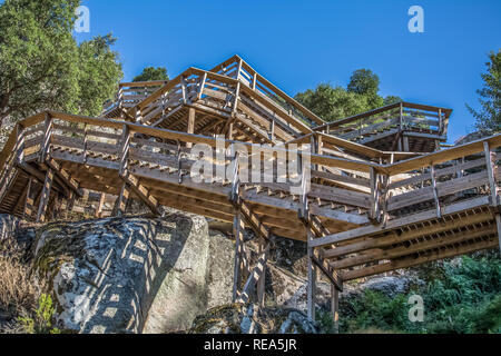 Blick auf eine Treppe auf hölzernen ausgesetzt Fußgängerweg auf Bergen, mit Blick auf den Fluss Lima, in Alvor, Portugal Stockfoto