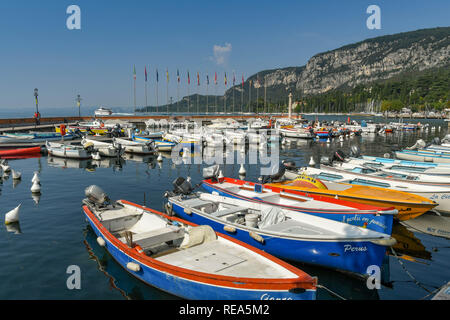 Gardasee, Italien - September 2018: Kleine Fischerboote im Hafen in der Stadt Garda am Gardasee günstig. Stockfoto