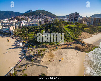 Die Ansicht zwischen zwei wunderschöne Strände. Arpoador, Devil's Beach, Stadtteil Ipanema Rio de Janeiro, Südamerika. Zwischen zwei Stränden. Stockfoto