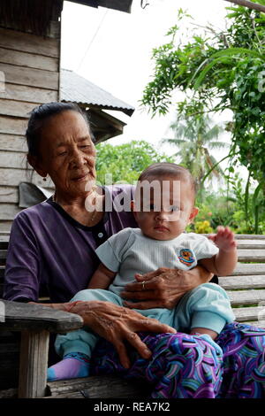 Indonesische große Oma und Enkel Stockfoto