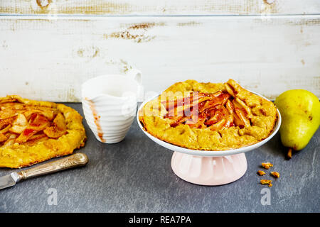 Hausgemachte Kuchen oder Torte Birne mit Himbeermarmelade. Saisonale Fallen oder im Herbst Dessert Stockfoto