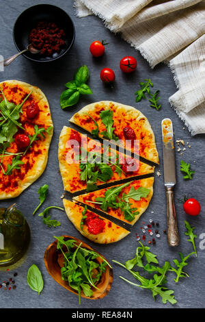 Flach der vegetarische Pizza mit Gemüse und sonnengetrocknete Tomate pesto Stockfoto