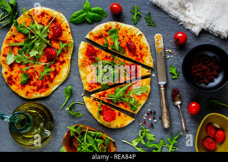 Flachbild-lay Frische vegetarische Pizza mit Gemüse und sonnengetrocknete Tomate pesto Stockfoto