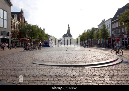 Provinz Groningen, Groningen, Niederlande: Vismarkt (Fischmarkt). Shopping Square in einer europäischen Stadt öffnen. Shops angezeigt. Stockfoto