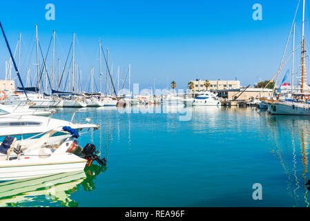 Die Stadt Heraklion Panoramablick auf die Skyline von berühmten Venezianischen Hafen. Mediterrane Stadt Heraklion alter Hafen Panorama, luxuriösen Yachten und Fischerboote Moore Stockfoto