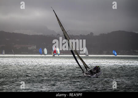 Bucht segeln - Segelboote San Francisco Bay Kreuz mit uneinheitlichen bewölkten Himmel. San Francisco, Kalifornien, USA Stockfoto