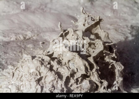 Mudpot Closeup - Mudpot zeigt sein Zeug auf der Schwefel funktioniert. Lassen Volcanic National Park, Kalifornien, USA Stockfoto