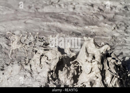 Mudpot Closeup - Mudpot zeigt sein Zeug auf der Schwefel funktioniert. Lassen Volcanic National Park, Kalifornien, USA Stockfoto