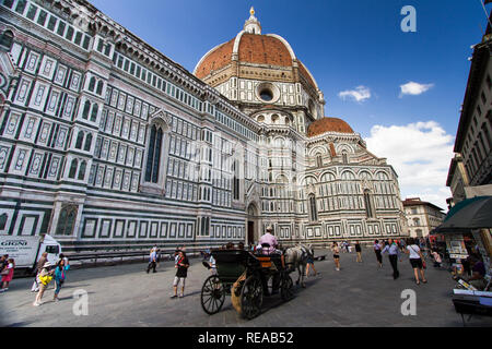 Massive - eine Pferdekutsche, fließt durch eine Plaza Neben der majestätischen Kathedrale von Florenz. Florenz, Italien Stockfoto