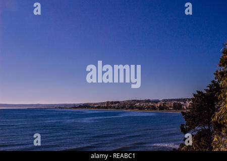 Estepona. Blick auf das Mittelmeer und die Stadt Estepona. Costa del Sol, Andalusien, Spanien. Stockfoto