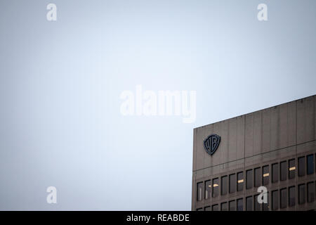 MONTREAL, KANADA - 5 November, 2018: Warner Bros Logo vor ihren Hauptsitz für Montreal, Quebec. Auch als WB bekannt, Warnerbrosmedia ist ein Amer Stockfoto