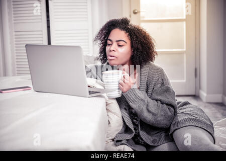 Curly kurzhaarige Frau verbringen ruhige Zeit zu Hause Stockfoto