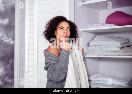 Nachdenklich Afrikanische amerikanische Dame, die strickpullover Stockfoto