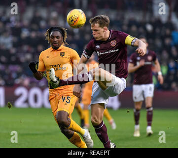 Edinburgh, Schottland, Großbritannien. 20. Januar, 2019. Herz von Midlothian fand am Premiership Rivalen Livingston in der vierten Runde der William Hill schottischen Schale Riegel bei Tynecastle heute. Das Edinburgh Seite kam heraus auf die Oberseite dank einer zweiten Hälfte Schlag von Sean Clare. Sie stellen jetzt Helden des Runden junior Seite Auchinleck Talbot. Im Bild: Dolly Menga (Livingston) und Christophe Berra (Herz) während der William Hill Scottish Cup vierte Runde zwischen Premiership Rivalen Herzen und Livingston bei Tynecastle, wo die Home Seite es in der fünften Runde Auslosung mit einem Gewinn. Dave Johnston/ Stockfoto