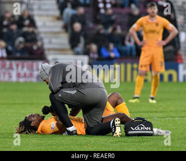 Edinburgh, Schottland, Großbritannien. 20. Januar, 2019. Herz von Midlothian fand am Premiership Rivalen Livingston in der vierten Runde der William Hill schottischen Schale Riegel bei Tynecastle heute. Das Edinburgh Seite kam heraus auf die Oberseite dank einer zweiten Hälfte Schlag von Sean Clare. Sie stellen jetzt Helden des Runden junior Seite Auchinleck Talbot. Im Bild: Dolly Menga (Livingston) holen Sie sich die Behandlung für eine Verletzung während der William Hill Scottish Cup vierte Runde zwischen Premiership Rivalen Herzen und Livingston bei Tynecastle, wo die Home Seite es in der fünften Runde Auslosung mit einem Gewinn. Dave Johnston/ Stockfoto