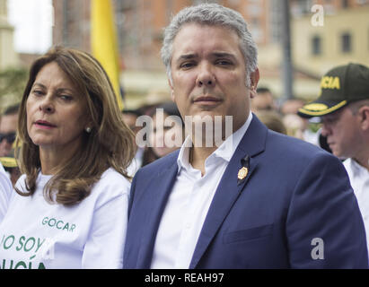 Bogota, Kolumbien. Januar 20, 2019 - der kolumbianische Präsident Ivan Duque (L) unterstützt den Protest in Zurückzutreten Terrorismus in Bolivar Square. Nachdem ein Auto explodiert ein Bombenanschlag auf einen Bogota Police Academy, die Behörden zu Rebellen der Nationalen Befreiungsarmee 21 Menschen getötet und Dutzende weitere verletzt am 31.01.17 zugeschrieben haben. Credit: Daniel Garzon Herazo/ZUMA Draht/Alamy leben Nachrichten Stockfoto