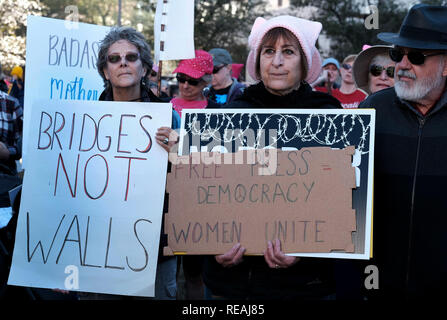 Tucson, Arizona, USA. Jan, 2019 20. Eine Masse von 15.000 beteiligten sich im März der Frau in Tucson. Die Demonstranten sammelten für die Rechte der Frau und gegen die Trümpfe, die Richtlinien, die für Frauen schädlich sind. Sie wurden von Mitgliedern der Tohono O'odham Nation. Quelle: Christopher Braun/ZUMA Draht/Alamy leben Nachrichten Stockfoto