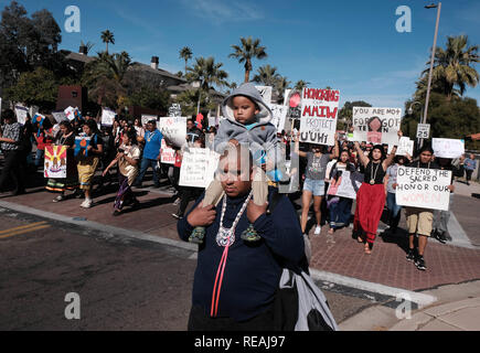 Tucson, Arizona, USA. Jan, 2019 20. Eine Masse von 15.000 beteiligten sich im März der Frau in Tucson. Die Demonstranten sammelten für die Rechte der Frau und gegen die Trümpfe, die Richtlinien, die für Frauen schädlich sind. Sie wurden von Mitgliedern der Tohono O'odham Nation. Quelle: Christopher Braun/ZUMA Draht/Alamy leben Nachrichten Stockfoto