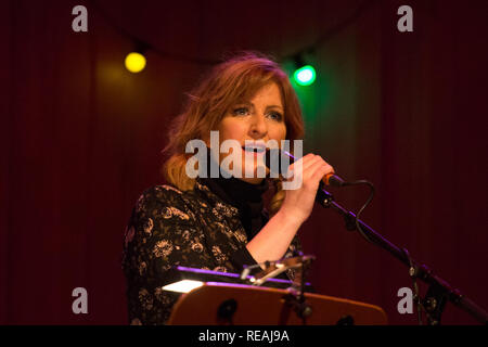 Glasgow, Schottland, Großbritannien. 19. Januar, 2019. Kathleen MacInnes, Gälisch Sänger, durchgeführt mit isländischen Band amiina, Celtic Connections Festival, Auditorium Concert Hall, Glasgow, Schottland. Credit: Pauline Keightley/Alamy leben Nachrichten Stockfoto