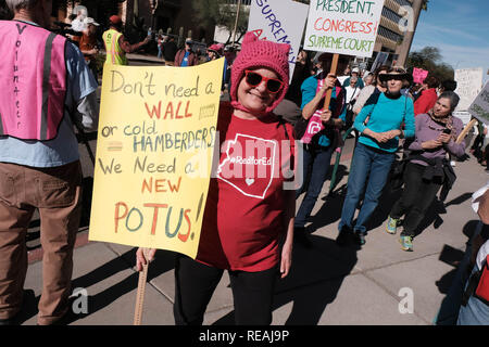 Tucson, Arizona, USA. Jan, 2019 20. Eine Masse von 15.000 beteiligten sich im März der Frau in Tucson. Die Demonstranten sammelten für die Rechte der Frau und gegen die Trümpfe, die Richtlinien, die für Frauen schädlich sind. Sie wurden von Mitgliedern der Tohono O'odham Nation. Quelle: Christopher Braun/ZUMA Draht/Alamy leben Nachrichten Stockfoto