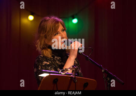 Glasgow, Schottland, Großbritannien. 19. Januar, 2019. Kathleen MacInnes, Gälisch Sänger, durchgeführt mit isländischen Band amiina, Celtic Connections Festival, Auditorium Concert Hall, Glasgow, Schottland. Credit: Pauline Keightley/Alamy leben Nachrichten Stockfoto