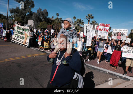 Tucson, Arizona, USA. Jan, 2019 20. Eine Masse von 15.000 beteiligten sich im März der Frau in Tucson. Die Demonstranten sammelten für die Rechte der Frau und gegen die Trümpfe, die Richtlinien, die für Frauen schädlich sind. Sie wurden von Mitgliedern der Tohono O'odham Nation. Quelle: Christopher Braun/ZUMA Draht/Alamy leben Nachrichten Stockfoto