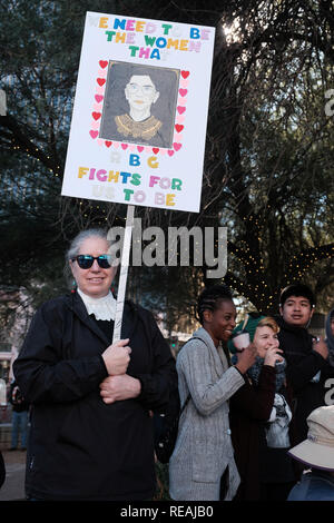 Tucson, Arizona, USA. Jan, 2019 20. Eine Masse von 15.000 beteiligten sich im März der Frau in Tucson. Die Demonstranten sammelten für die Rechte der Frau und gegen die Trümpfe, die Richtlinien, die für Frauen schädlich sind. Sie wurden von Mitgliedern der Tohono O'odham Nation. Quelle: Christopher Braun/ZUMA Draht/Alamy leben Nachrichten Stockfoto