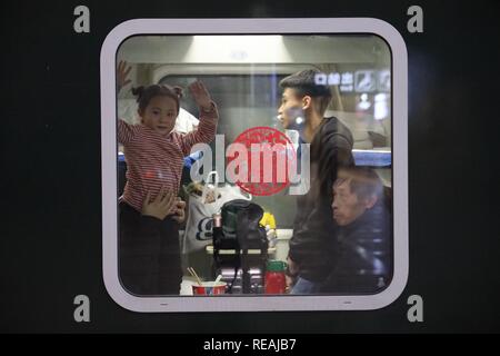 Peking, China. Jan, 2019 21. XINHUA FOTOS DES TAGES Passagiere warten, Abfahrt an Bord Zug Nr. K4051, für Nantong in der chinesischen Provinz Jiangsu, in Beijing Railway Station in Peking, der Hauptstadt von China, Anfang Jan. 21, 2019 gebunden. Montag ist der Beginn von Chinas 2019 Spring Festival reisen Rush. Das Land wird eine steigende Passagier fließen über einen 40-tägigen Zeitraum, wenn die meisten Leute home Reisen für Familientreffen. Quelle: Xing Guangli/Xinhua/Alamy leben Nachrichten Stockfoto