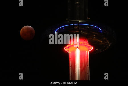 Brighton, UK. 21. Januar 2019 ein Super Blut wolf mond hinter der British Airways ich 360 Beobachtungsturm in Brighton gesehen während einer Mondfinsternis. Credit: James Boardman/Alamy leben Nachrichten Stockfoto