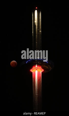 Brighton, UK. 21. Januar 2019 ein Super Blut wolf mond hinter der British Airways ich 360 Beobachtungsturm in Brighton gesehen während einer Mondfinsternis. Credit: James Boardman/Alamy leben Nachrichten Stockfoto